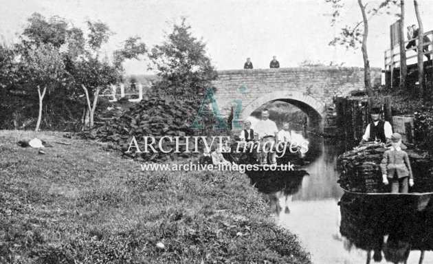 Taunton & Bridgwater Canal, Somerset Turfing, Loading canal boats