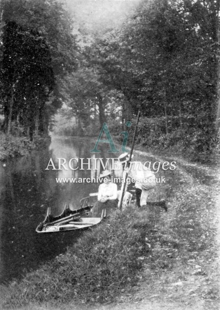 Brecon & Abergavenny Canal & punt