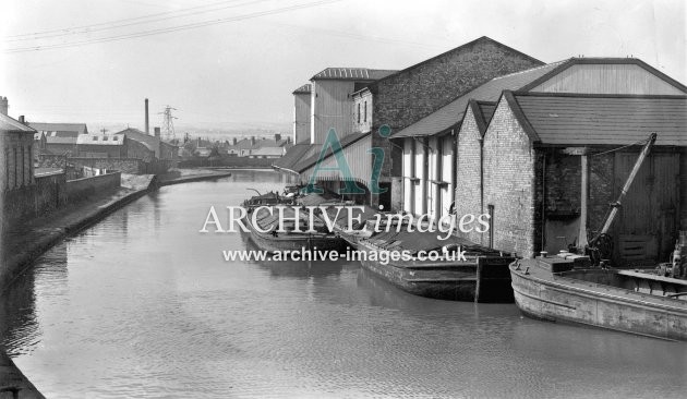 Leeds & Liverpool Canal, Wigan Pier & boats