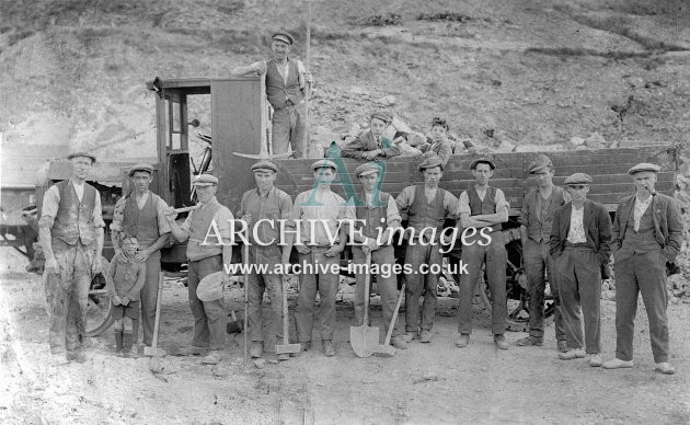 Unidentified quarry, men & lorry A