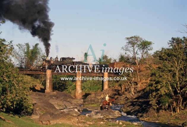 Cuba Railways, No 1320 cane train, viaduct, 20.2.02