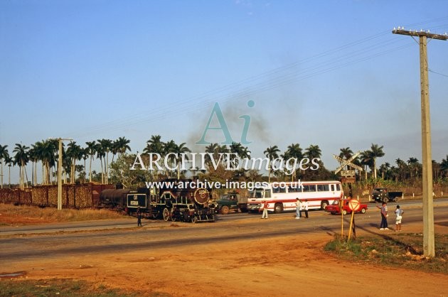 Cuba Railways, Cai Australia No 1716 road crossing 2.3.92