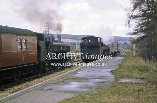 Ogbourne Station, trains crossing 1961