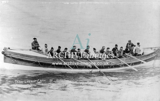 Tenby lifeboat William and Mary Devey & crew c1910