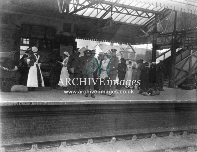 Hereford station, WW1 soldiers & nurses on platform