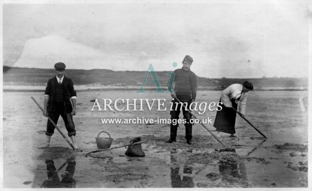 Scilly Isles St Martins N, Guy and Tommy cockling 1912 CMc