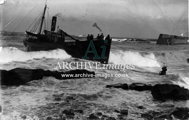Berwickshire Eyemouth yh176 fishing boat wreck men on breeches buoy 1937 CMc