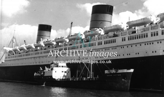 Cunard RMS Queen Elizabeth and Esso Hythe 21 September 1967 Southampton CMc