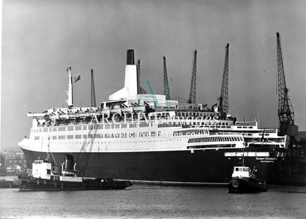 Cunard RMS Queen Elizabeth 2 Southampton 1969 CMc