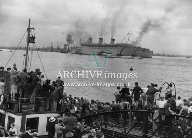 Cunard RMS Queen Mary maiden postwar arrival to Southampton 1945 from Hythe Pier CMc