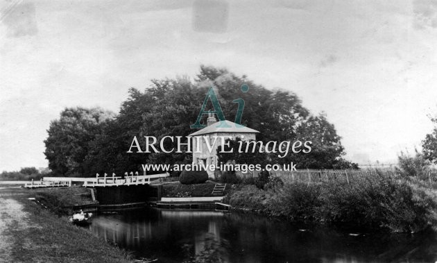 Berkshire River Thames Boveney Locks c1890 CMc