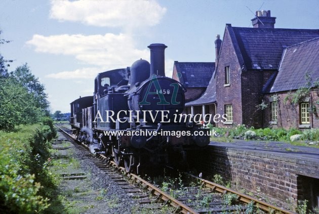 Kingsland Railway Station & No 1458 1964