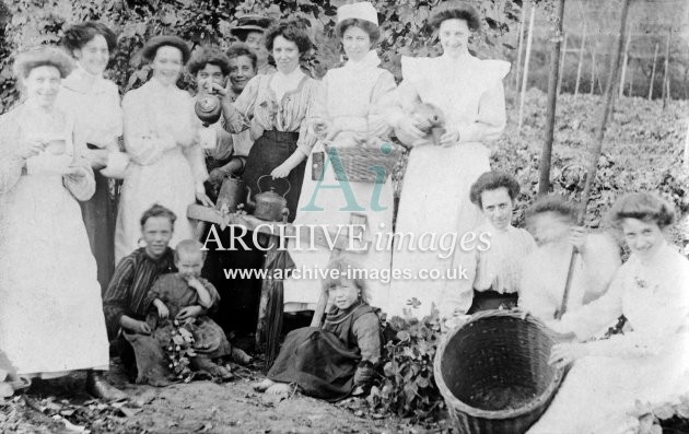 Newnham Bridge, nr Tenbury Wells, Hop Pickers c1910