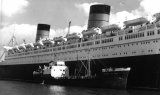 Cunard RMS Queen Elizabeth and Esso Hythe 21 September 1967 Southampton CMc.jpg